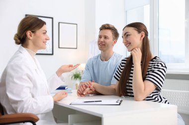 Tüp bebek (tüp bebek). Mutlu çiftin üreme kliniğinde doktorla randevusu var.