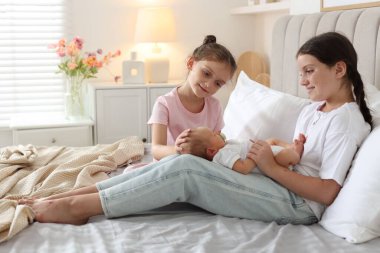 Evde yeni doğmuş bebekleri olan ablalar.