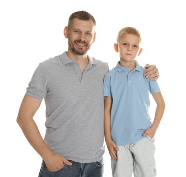Baba ve oğul beyaz arka planda birlikte poz veriyorlar.