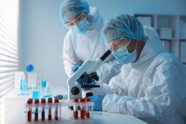 Tıbbi analiz. Laboratuvarda numuneyle çalışan bilim adamları