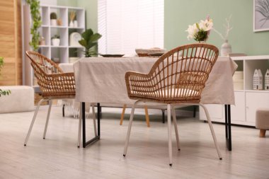 Yemek odasında sandalye ve dekor olan şık bir masa. İç tasarım