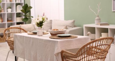 Yemek odasında sandalye ve dekor olan şık bir masa. İç tasarım