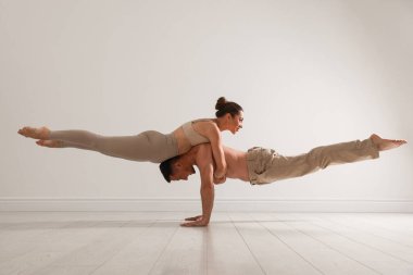 Stüdyoda birkaç profesyonel dansçı eğitimi.