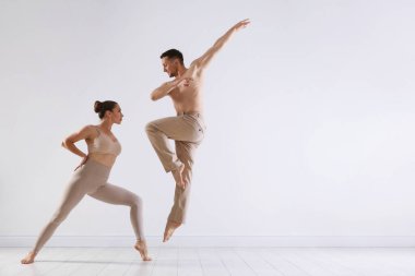 Stüdyoda birkaç profesyonel dansçı eğitimi. Metin için boşluk