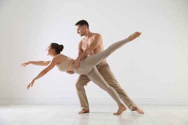 Stüdyoda birkaç profesyonel dansçı eğitimi.