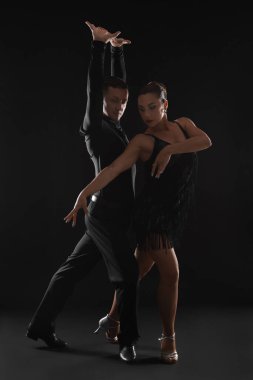 Esmer arka planda birkaç profesyonel dansçı