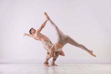 Stüdyoda birkaç profesyonel dansçı eğitimi.