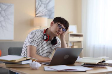 İçeride sınava hazırlanan endişeli öğrenci.