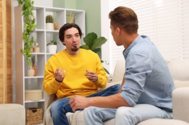 arkadaşlar evde kanepede konuşmayı