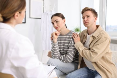 Tüp bebek (tüp bebek). Çiftin üreme kliniğinde doktorla randevusu var.