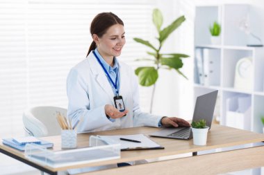 Teletıp. Doktor, bilgisayarla hastayla içeride görüntülü konuşma yapıyor.