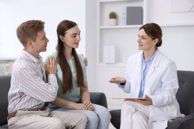 Tüp bebek (tüp bebek). Çiftin üreme kliniğinde doktorla randevusu var.