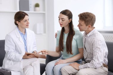 Tüp bebek (tüp bebek). Çiftin üreme kliniğinde doktorla randevusu var.