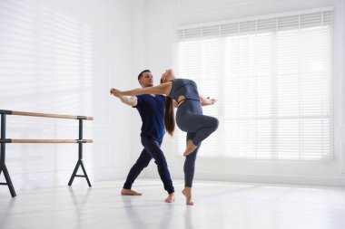 Stüdyoda birkaç profesyonel dansçı eğitimi.