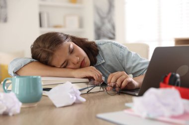 Kapalı alanda sınava hazırlanan yorgun öğrenci.