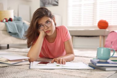 Evde sınava hazırlanan yorgun öğrenci.