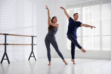 Stüdyoda birkaç profesyonel dansçı eğitimi.