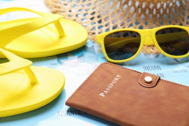 Yaz tatili zamanı. Pasaport ve plaj aksesuarları dünya haritasında, yakın plan