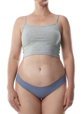 Beyaz arka planda iç çamaşırlı kadın, yakın plan.