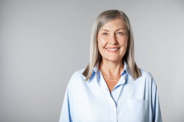 Aydınlık arka planda güzel bir son sınıf kadınının portresi. Metin için boşluk