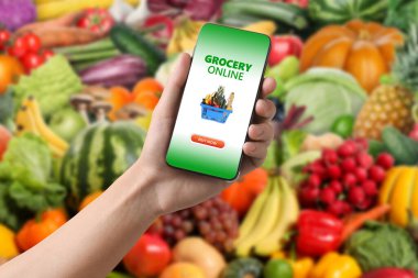 Yemek servisi. İnternetten alışveriş siparişi vermek için cep telefonu uygulaması kullanan bir adam.