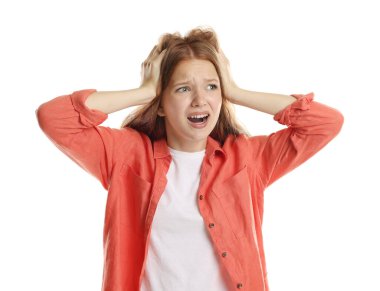 Beyaz arka planda panik atak geçiren genç bir kız.