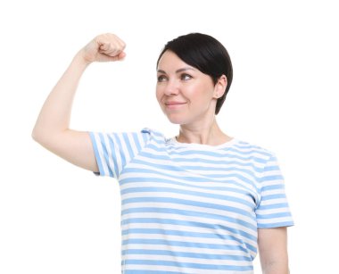 Kuvvet. Güzel bir kadın beyaz arka planda pazılarını gösteriyor.