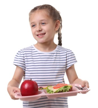 Beyaz arka planda lezzetli yemekleri olan küçük bir kız.