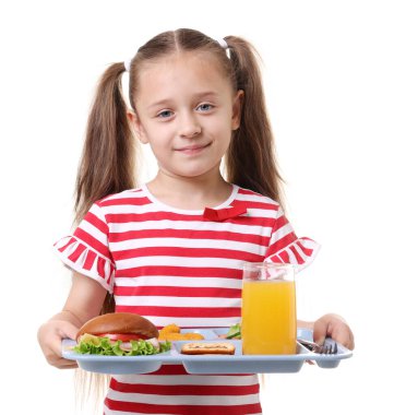 Beyaz arka planda lezzetli yemekleri olan küçük bir kız.