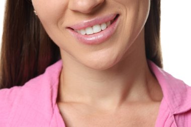 Beyaz arka planda sağlıklı dişleri olan güzel bir kadın, yakın plan.