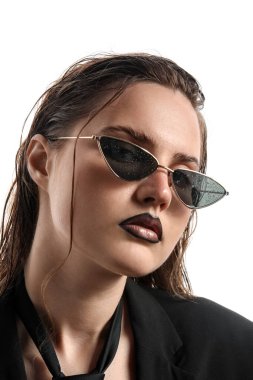 Siyah dudak kalemi olan güzel bir kadın beyaz arka planda ıslak güneş gözlüğü takıyor.