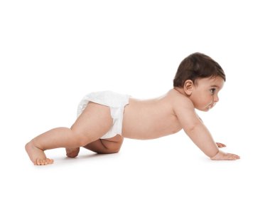 Beyaz arka planda bebek bezi takmış şirin bir bebek.