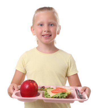 Beyaz arka planda lezzetli yemekleri olan küçük bir kız.