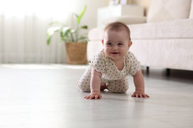 Evde yerde sürünen şirin küçük bebek, mesaj için yer var.