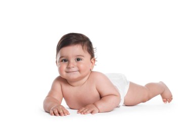 Beyaz arka plan üzerinde sürünerek şirin bebek