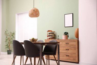 Yemek odasında sandalyeler ve elmalar olan ahşap masa. İç tasarım