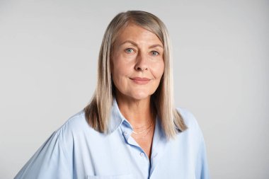 Aydınlık arkaplanda güzel bir son sınıf kadınının portresi