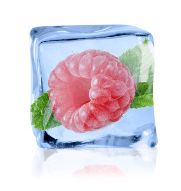 Olgun ahududu ve beyaz arka planda yeşil yapraklı buz küpü.