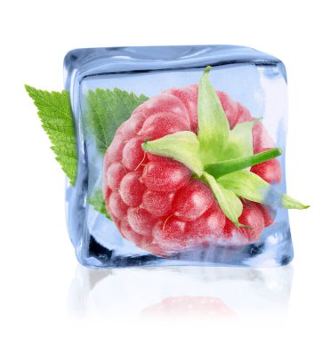 Olgun ahududu, beyaz arka planda yeşil yapraklı buz küpü.