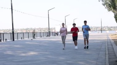 Bir grup genç dışarıda koşuyor. Sabah koşusu