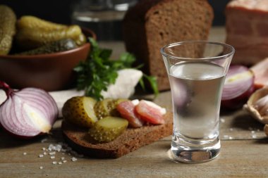 Soğuk Rus votkası, ahşap masada aperatifler, yakın plan.