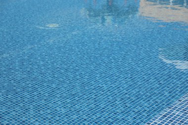 Temiz mavi suyu olan yüzme havuzu. Yaz tatili