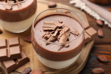 Çikolata ve kakao çekirdeği ile nefis panna cotta ahşap masa, yakın çekim