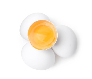 Tam ve kırılmış tavuk yumurtaları beyaza izole edilmiş, üst manzara.