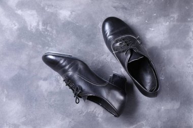 Gri yüzeyde bir çift step ayakkabısı, üst manzara. Step dansı.