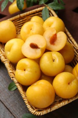 Tahta masada olgun sarı kiraz erikleri, yakın plan.