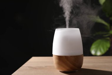 Ahşap masa üzerinde modern aroma lambası.