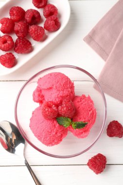 Lezzetli ahududu şerbeti içinde nane, kaşık ve taze böğürtlen beyaz ahşap masa, düz uzanmış