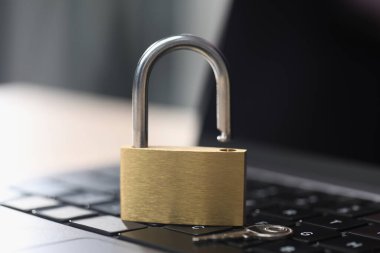 Siber güvenlik. Dizüstü bilgisayarda metal kilit, yakın plan.