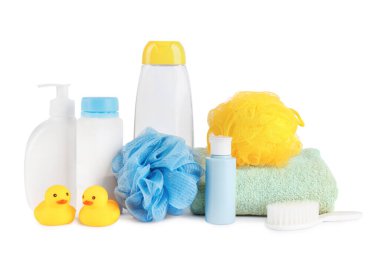 Birçok farklı bebek banyosu gereksinimleri beyaza izole edilmiş.